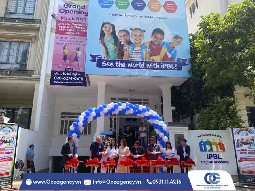 to-chuc-su-kien-khai-truong-cung-voi- ipbl-english-academy-tai-thanh-pho-ho-chi-minh , cho-thue-backdrop, cho-thue-trụ-khanh-thanh , Cho-thue-cac-dung-cụ-khai-field