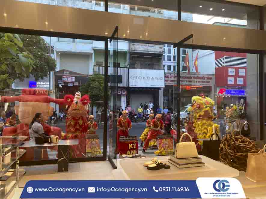 To-ch&uacute;c-su-kien-le-khai-truong , Cung-cap-dich-vu-mua-lan,dich-vụ-cho-thue-mua-lan-su-rong