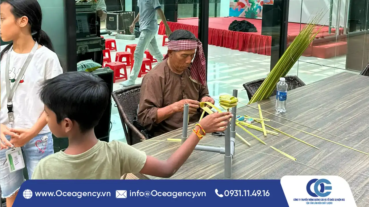 Nghệ nhân cào cào lá dừa – Quà quê dân dã cho bé