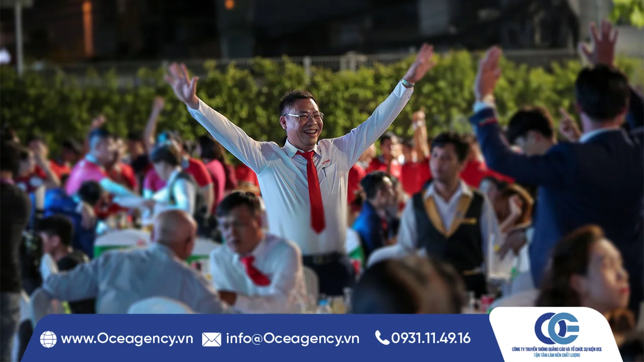 &Yacute; TƯỞNG TIỆC CUỐI NĂM CHO C&Ocirc;NG TY &Iacute;T NG&Acirc;N S&Aacute;CH