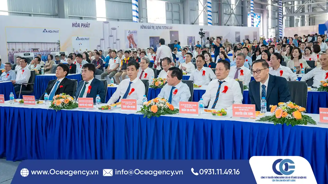 CHO THU&Ecirc; BẢNG T&Ecirc;N ĐỂ B&Agrave;N SỰ KIỆN CHUY&Ecirc;N NGHIỆP