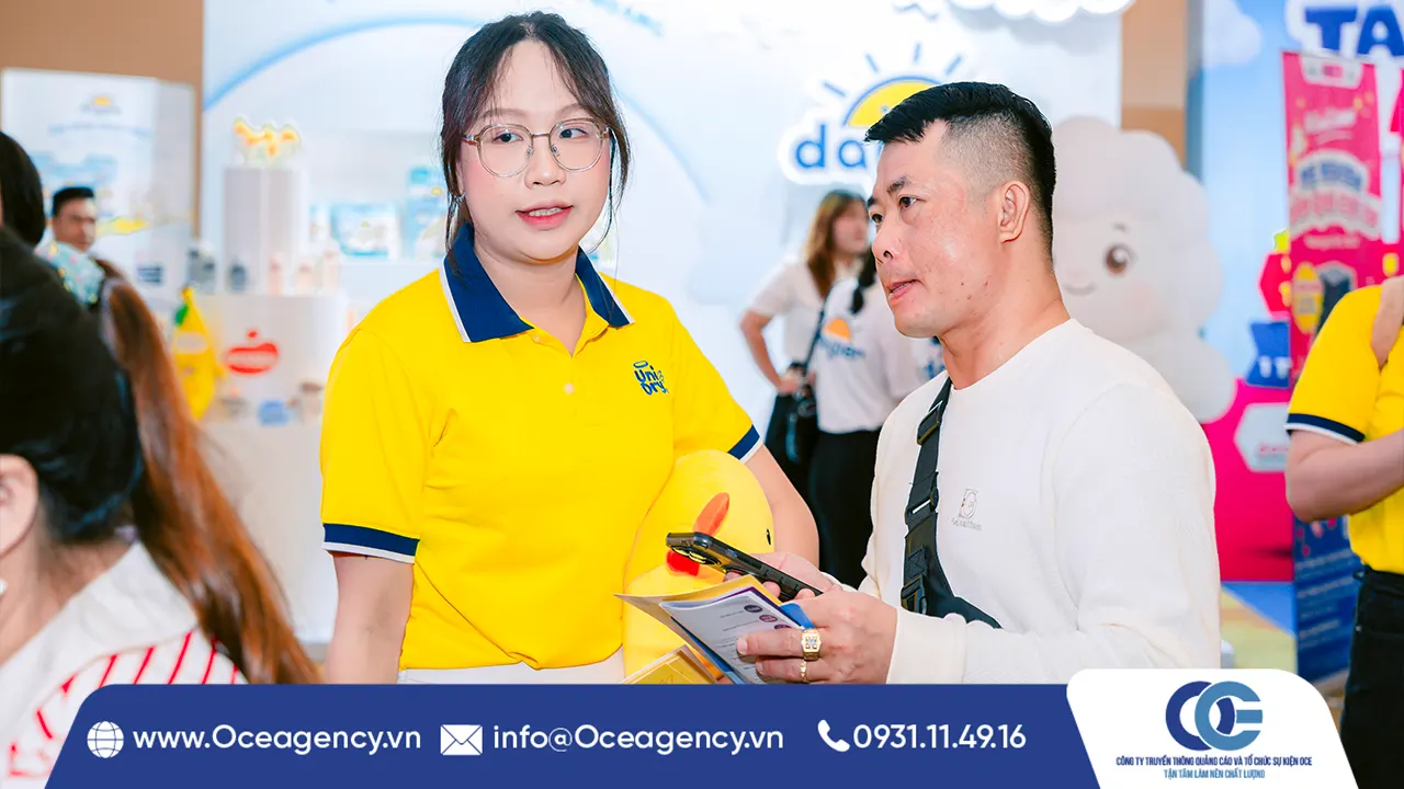 PG sự kiện hỗ trợ giới thiệu sản phẩm đến kh&aacute;ch tham quan
