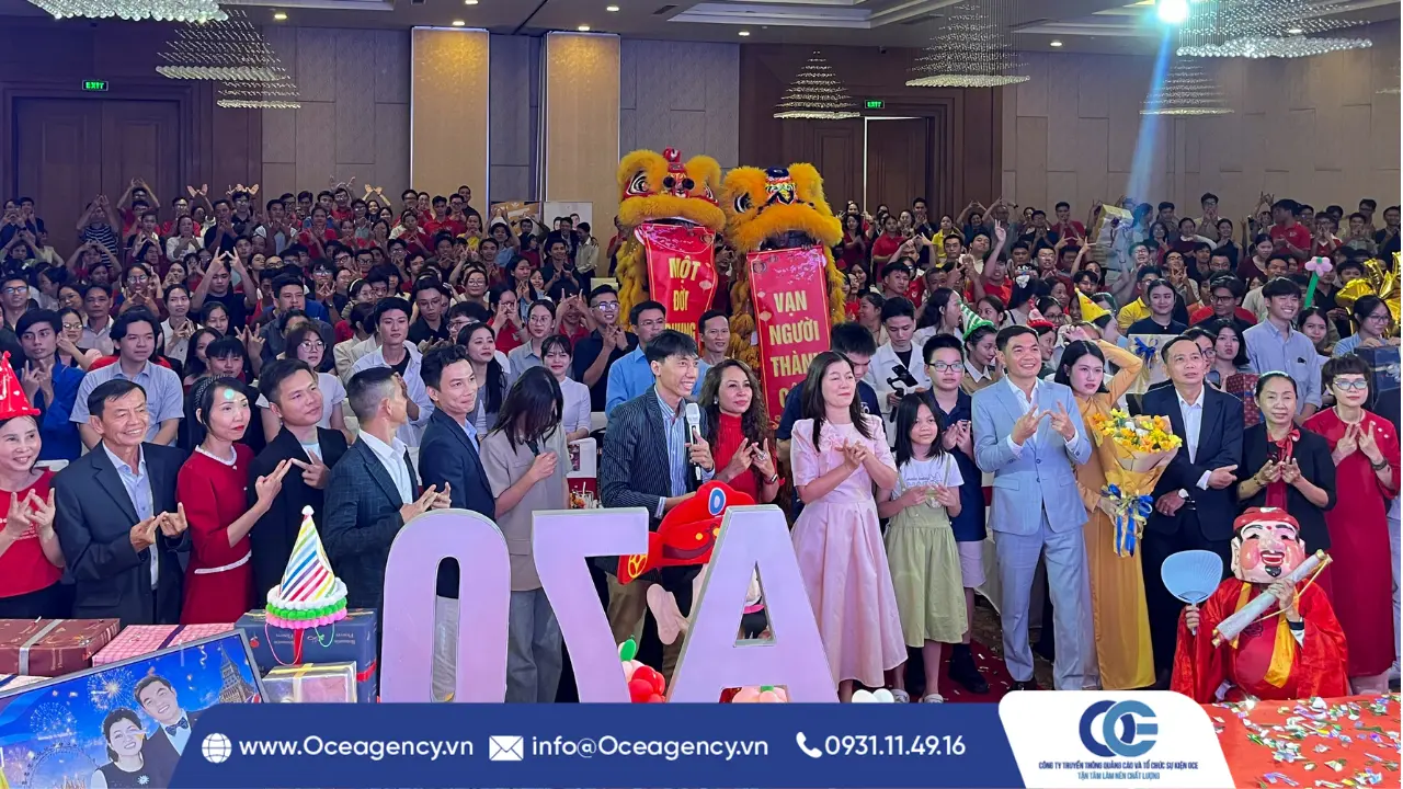 Chụp hình lưu niệm cùng Lân Sư Rồng trong chương trình sinh nhật Win Win