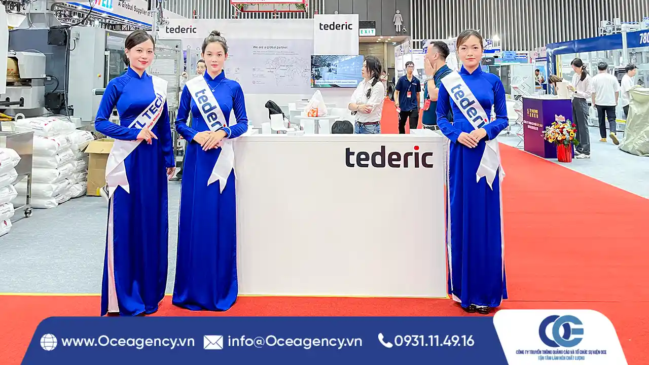 PG triển lãm Tederic chụp hình tại khu vực trưng bày sản phẩm