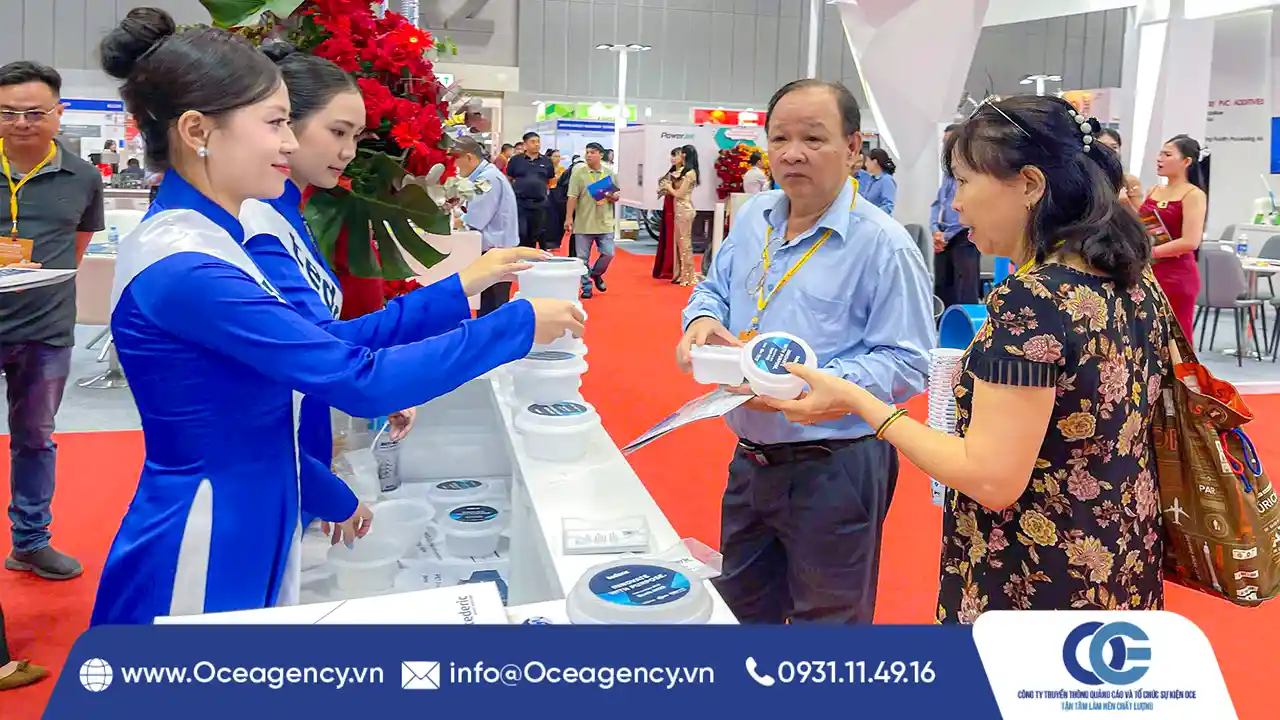 PG hỗ trợ đón tiếp và giới thiệu sản phẩm tại quầy HTL Tech