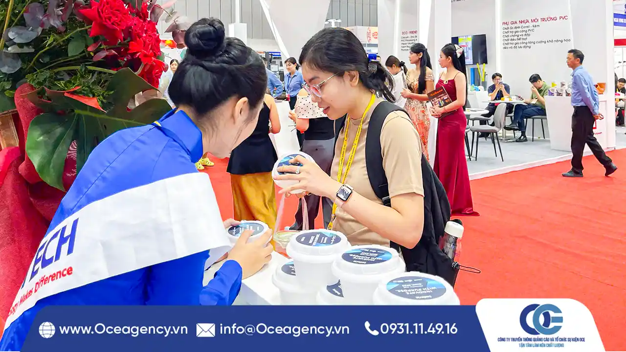 PG OCE Agency hỗ trợ khách tham quan tại triển lãm hạt nhựa TP.HCM