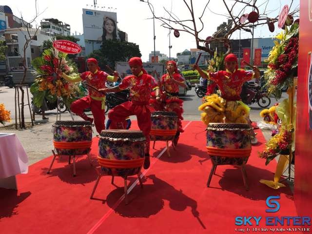 Cho Thu&ecirc; Đo&agrave;n L&acirc;n Sư Rồng Khai Trương Showroom Xwatch