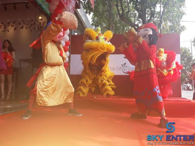 Đoàn Lân Sư Rồng do Công ty tổ chức sự kiện OCE cung cấp đã tạo nên không khí sôi động cho buổi lễ khai trương.