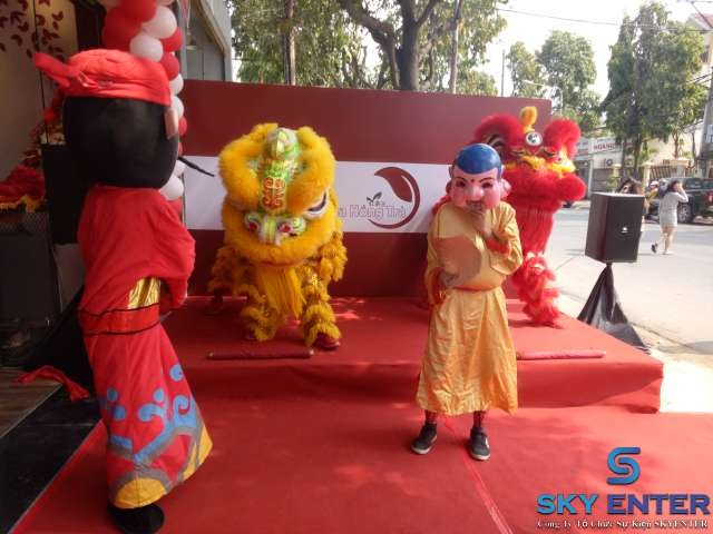 Đoàn Lân Sư Rồng do Công ty tổ chức sự kiện OCE cung cấp đã tạo nên không khí sôi động cho buổi lễ khai trương.