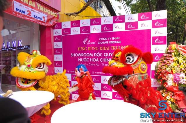 Cung Cấp Đo&agrave;n L&acirc;n Sư Rồng Khai Trương Showroom Nước Hoa Charme