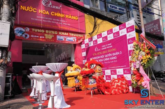 Cung Cấp Đo&agrave;n L&acirc;n Sư Rồng Khai Trương Showroom Nước Hoa Charme