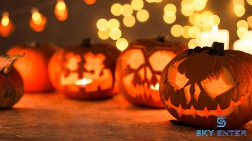 Lễ hội Halloween được cho là bắt nguồn từ dân tộc Celt, là một dân tộc sống cách đây hơn 2.000 năm trên các vùng đất bây giờ là Anh quốc, Ái Nhĩ Lan và miền Bắc nước Pháp.     Halloween đến Mỹ do những di dân đầu tiên, đa số đến từ Anh Quốc và một số từ các vùng thuộc dân tộc Celt, họ đã đem qua Mỹ khá nhiều phong tục khác nhau. Nhưng vì nhiều lý do, mãi đến thập niên 1800 mới trở thành tục lệ được nhiều người hưởng ứng.     Trước đây, lễ hội Halloween mang ý nghĩa tôn giáo tuy nhiên hiện nay, khắp trên thế giới đều coi lễ hội Halloween là một lễ hội vui chơi với những quả táo của lễ hội Pomona, con mèo đen của lễ hội Sanhaim và những con ma, bộ xương của ngày lễ các thánh và các linh hồn...